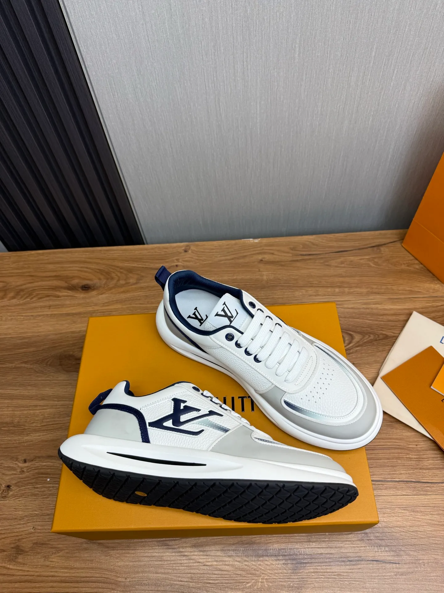 Men's shoes 💰820💰 Lv. Top purchasing agent 🇮🇹 Louis Vuitton, sports shoes counter synchronization, uppers imported from Italy, high-quality splicing and complex handicrafts, imported mesh pads are soft and comfortable, soles: original factory special soles, TPU exclusive movable molded soles super comfortable, original factory single goods, 🔍🔍high quality, you can enter and exit the counter at will, welcome to compare, code number 38-44 (Customized 38.45)